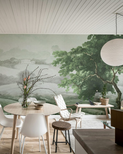 Tapet Vintage Tree, Soft Green, cu un design inspirat de arta veche, prezintă un copac și peisajul din jur, într-o nuanță delicată de verde.
