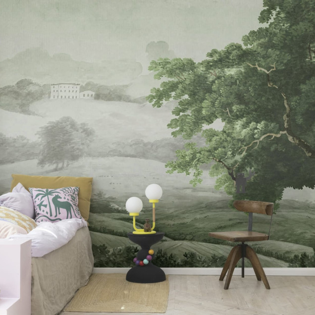 Tapet Vintage Tree, Soft Green, cu un design inspirat de arta veche, prezintă un copac și peisajul din jur, într-o nuanță delicată de verde.