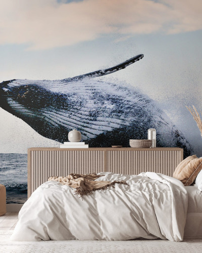 Tapet perete cu o balena care sare din apa. Imaginea este in nuante de albastru, gri si alb, creand un efect relaxant.