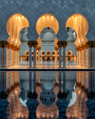 Tapet decorativ modern cu design oriental Temple of Dreams, cu o imagine a unui palat islamic cu coloane ornate si o piscina reflectorizanta