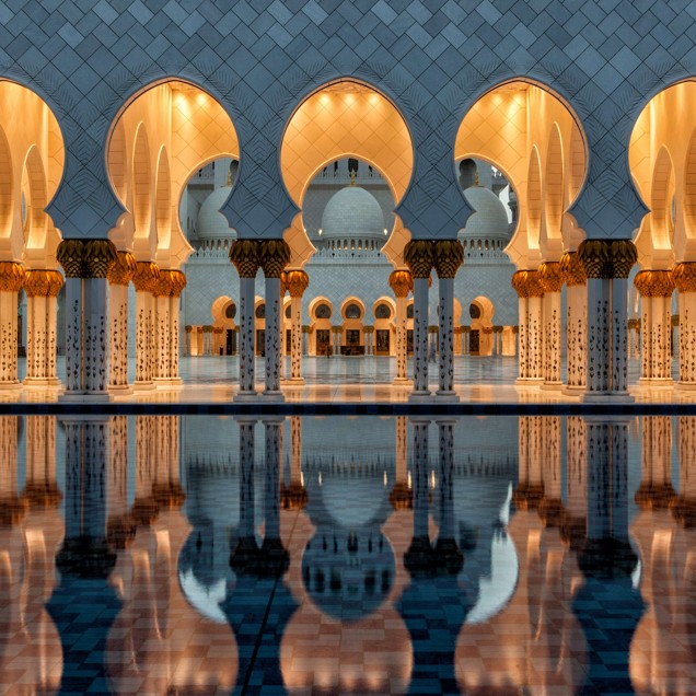 Tapet decorativ modern cu design oriental Temple of Dreams, cu o imagine a unui palat islamic cu coloane ornate si o piscina reflectorizanta