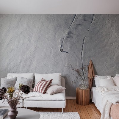 Tapet cu design modern, inspirat din natura, care prezintă o priveliște de sus a unei pante de schi cu trasee de schi și o schiță mică în centru.