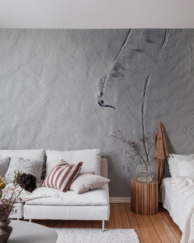 Tapet cu design modern, inspirat din natura, care prezintă o priveliște de sus a unei pante de schi cu trasee de schi și o schiță mică în centru.
