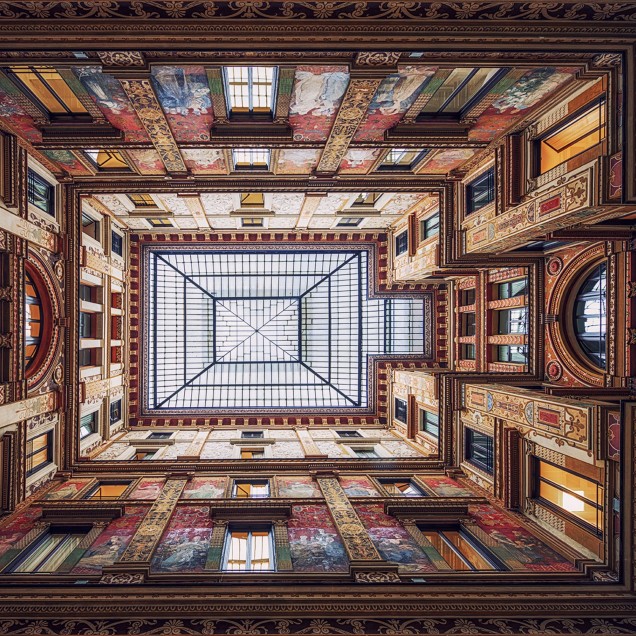 Tapet Roof cu un design unic ce ilustrează un plafon decorativ.