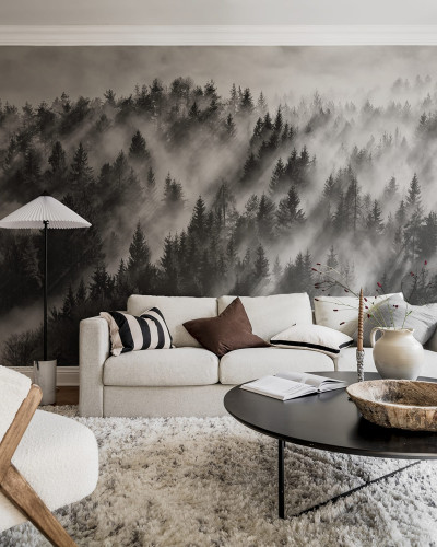 Imagine cu o pădure în ceață, pe o canapea, cu o masă de cafea și o plantă, în stil modern minimalist.