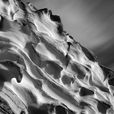 Tapet abstract monocrom Sandstone Cliffs - imagine minimalistă a stâncilor de nisip in tonuri de gri, creeaza o atmosfera calmanta si moderna.