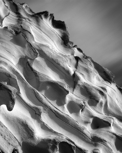 Tapet abstract monocrom Sandstone Cliffs - imagine minimalistă a stâncilor de nisip in tonuri de gri, creeaza o atmosfera calmanta si moderna.