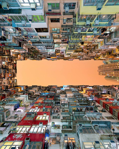Wallpaper cu design urban, cu clădiri din Hong Kong, cu o perspectivă unică, inversată, care creează un efect 3D impresionant.