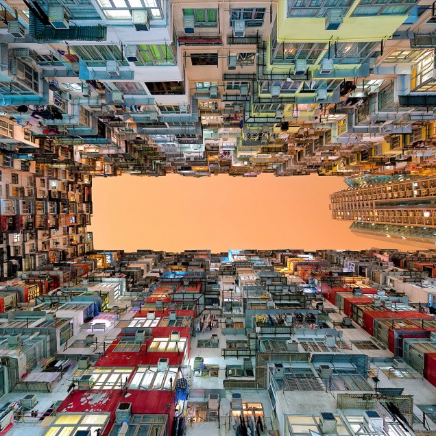 Wallpaper cu design urban, cu clădiri din Hong Kong, cu o perspectivă unică, inversată, care creează un efect 3D impresionant.