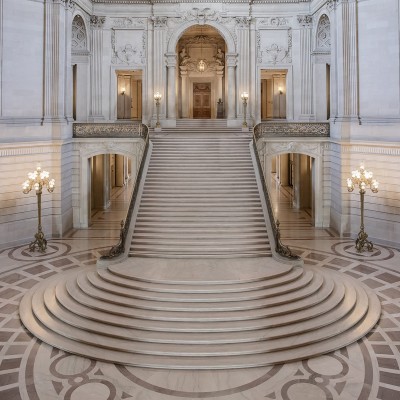 Tapet Majestic Staircase cu o scara grandioasă și o arhitectură impresionantă