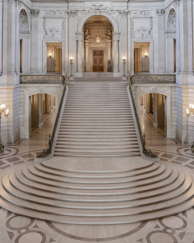 Tapet Majestic Staircase cu o scara grandioasă și o arhitectură impresionantă