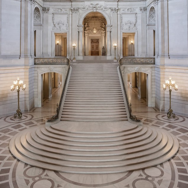Tapet Majestic Staircase cu o scara grandioasă și o arhitectură impresionantă