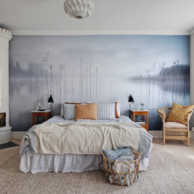 Tapet Calm Lake cu design minimalist, inspirat de un lac cu ceață și stuf, perfect pentru dormitoare, livinguri și alte spații din casa dumneavoastră.