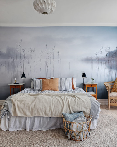 Tapet Calm Lake cu design minimalist, inspirat de un lac cu ceață și stuf, perfect pentru dormitoare, livinguri și alte spații din casa dumneavoastră.
