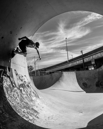 Tapet cu imagine a unui skater în tunel din beton