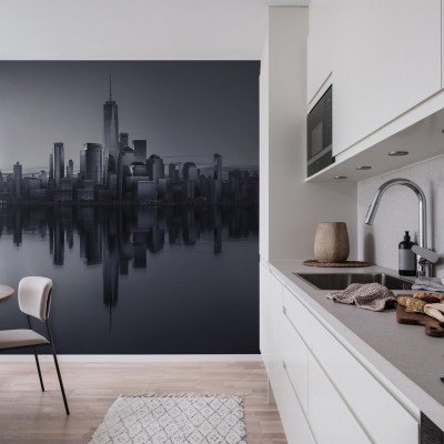 Imagine de fundal cu un design modern, care prezintă un oraș reflectat în apă, perfect pentru un spațiu modern.