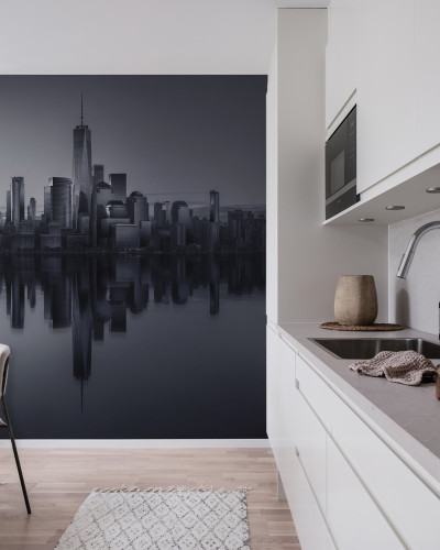 Imagine de fundal cu un design modern, care prezintă un oraș reflectat în apă, perfect pentru un spațiu modern.