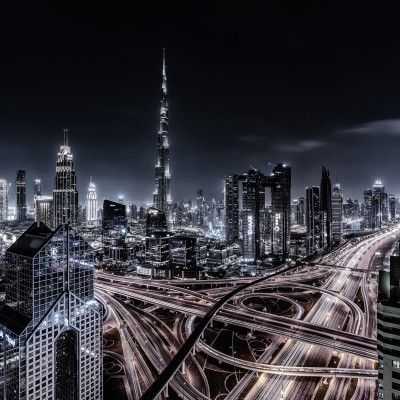 Tapet cu o panoramă urbană nocturnă vibrantă, care va aduce o notă de sofisticare și stil spațiului tău.