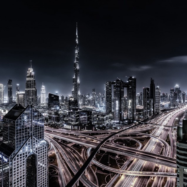 Tapet cu o panoramă urbană nocturnă vibrantă, care va aduce o notă de sofisticare și stil spațiului tău.