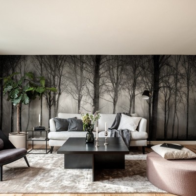 Tapet cu design minimalist, cu copaci goi in ceata