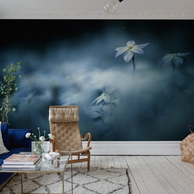 Tapet floral Midnight Flower, cu flori albe delicate pe un fundal albastru închis