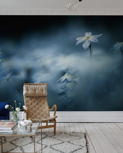 Tapet floral Midnight Flower, cu flori albe delicate pe un fundal albastru închis