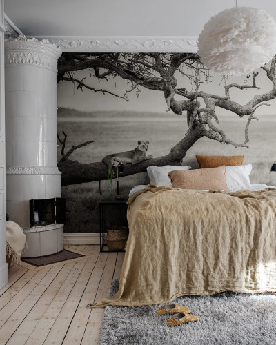 Tapet Lazy Lion cu un leu leneș relaxat pe o ramură de copac din savană, în tonuri de gri. Imaginea este ideală pentru decorarea dormitorului, livingului sau biroului.