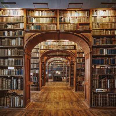 Tapet vintage cu o bibliotecă plină de cărți vechi.