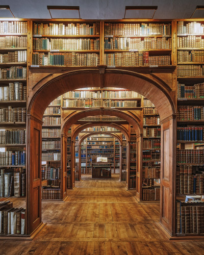 Tapet vintage cu o bibliotecă plină de cărți vechi.