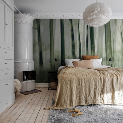 Tapet abstract Painted Trees, cu accente de verde și gri, în design modern, pentru dormitor.