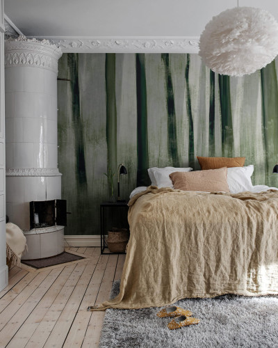 Tapet abstract Painted Trees, cu accente de verde și gri, în design modern, pentru dormitor.