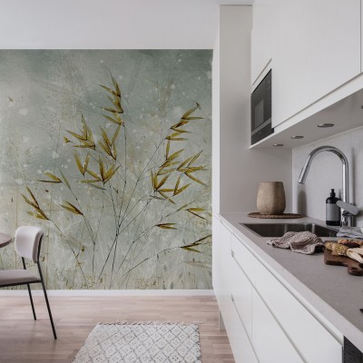 Tapet Golden Grain, cu textură delicată, cu nuanțe de gri și galben auriu, în interiorul unei bucătării moderne