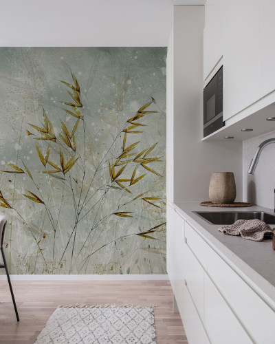 Tapet Golden Grain, cu textură delicată, cu nuanțe de gri și galben auriu, în interiorul unei bucătării moderne