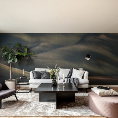 Tapet cu design modern, cu dealuri si o nuanta de verde, in livingul unei case moderne.