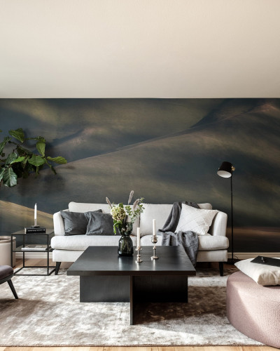 Tapet cu design modern, cu dealuri si o nuanta de verde, in livingul unei case moderne.