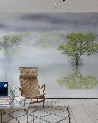 Wallpaper Misty Tree cu un peisaj natural relaxant, cu un copac singuratic înconjurat de ceață și apă.