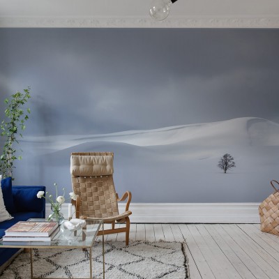 Tapet Snowy Hills, cu un design minimalist, cu dealuri acoperite de zăpadă, un cer senin și un singur copac solitar, care creează o atmosferă relaxantă și introspectivă.