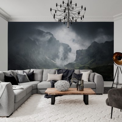 Tapet cu design Foggy Valley, ce prezintă o vale înconjurată de munți înalți acoperiți cu ceață.