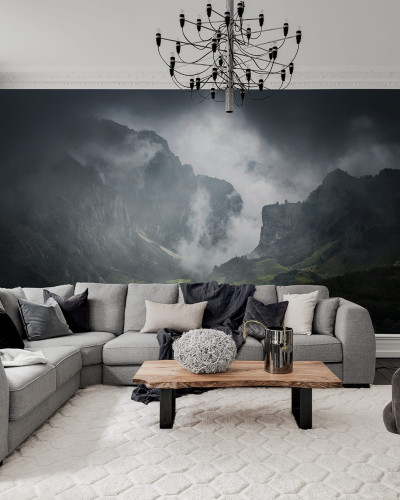 Tapet cu design Foggy Valley, ce prezintă o vale înconjurată de munți înalți acoperiți cu ceață.
