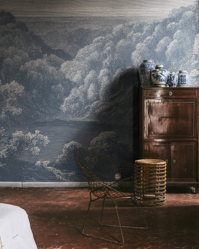 Tapet Mystery Lake, Blue cu un design minimalist, inspirat din natura, perfect pentru orice cameră.