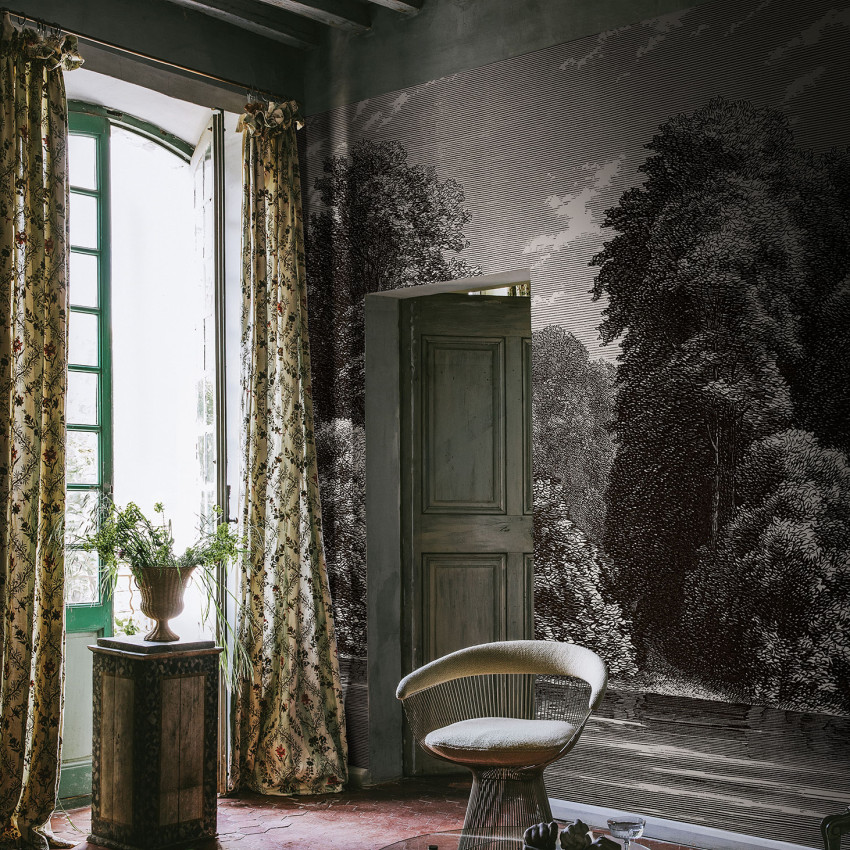 Un tapet cu un design vintage ce înfățișează o pădure luxuriantă într-o nuanță de albastru calmant