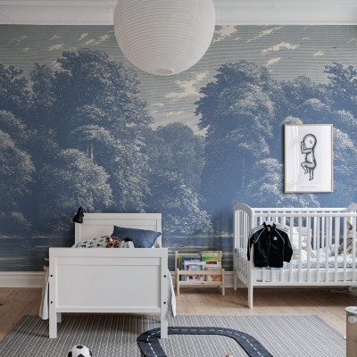 Un tapet cu un design vintage ce înfățișează o pădure luxuriantă într-o nuanță de albastru calmant