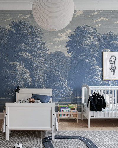Un tapet cu un design vintage ce înfățișează o pădure luxuriantă într-o nuanță de albastru calmant