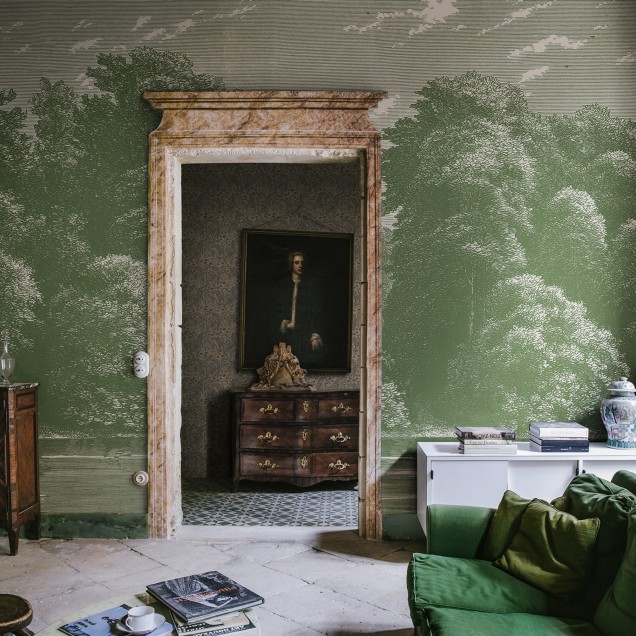 Tapet verde cu design vegetal, perfect pentru dormitor, living sau birou.