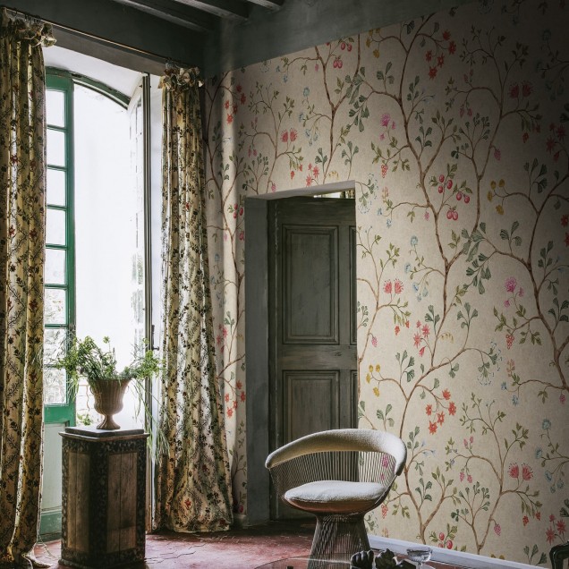 Tapet Song Tree, Sand, cu un design floral delicat, perfect pentru a aduce un strop de eleganță și natură în casa ta.