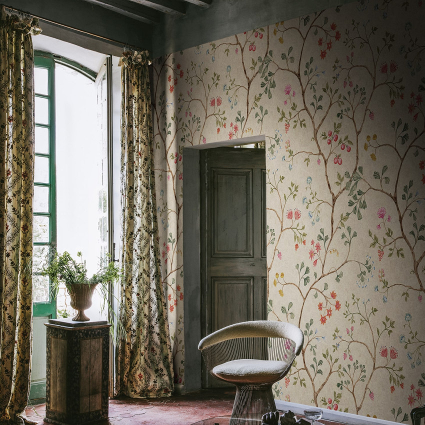 Tapet floral Song Tree, Lush, cu crengi și flori delicate pe un fond întunecat, într-un interior modern.