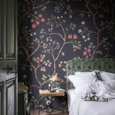 Tapet floral Song Tree, Lush, cu crengi și flori delicate pe un fond întunecat, într-un interior modern.