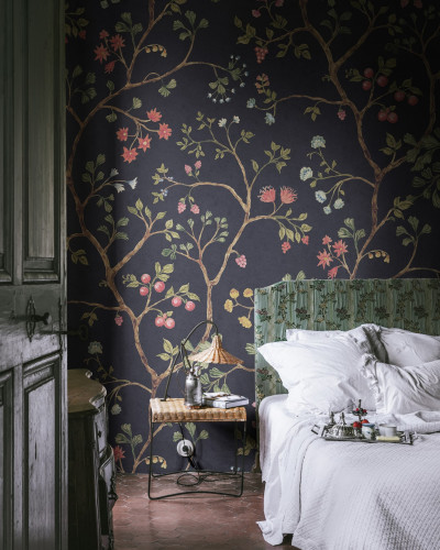 Tapet floral Song Tree, Lush, cu crengi și flori delicate pe un fond întunecat, într-un interior modern.