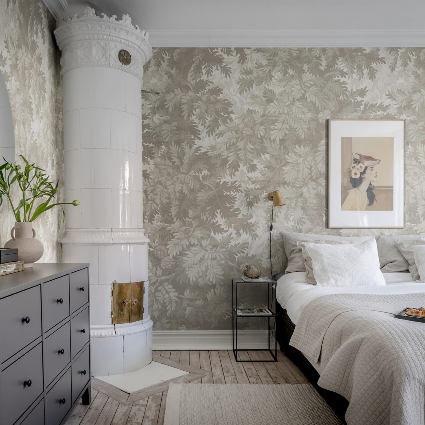 Tapet cu design verde cu ramuri de brad și conuri, ce creează o atmosferă relaxantă și primitoare în living