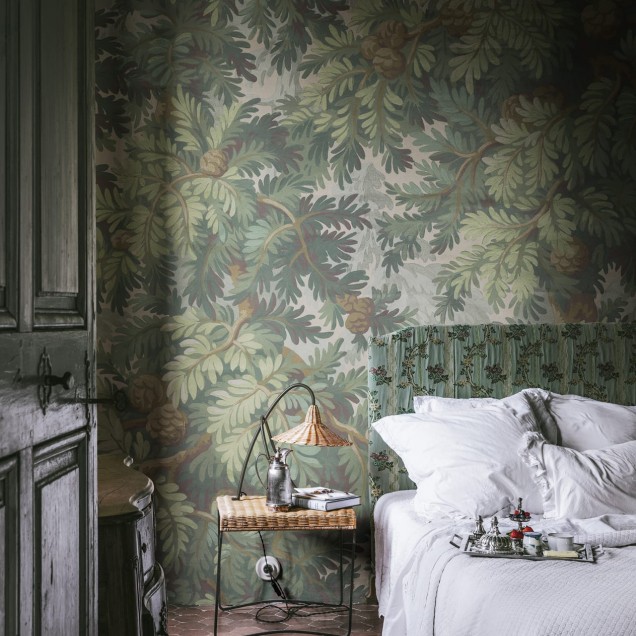 Tapet cu design verde cu ramuri de brad și conuri, ce creează o atmosferă relaxantă și primitoare în living